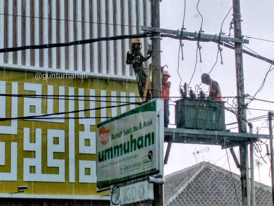 Banyak yang Menggerutu Ketika Hujan Deras Mati Lampu, Lihat! Petugas PLN Justru Bertaruh Nyawa Banyak yang Menggerutu Ketika Hujan Deras Mati Lampu Lihat Petugas PLN Justru Bertaruh Nyawa