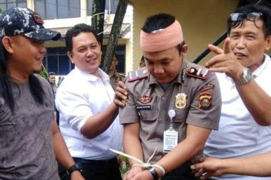 Diberi Seragam dan Air Soft Gun oleh Seseorang Polisi Gadungan Ngaku Anak Polda Tipu Banyak Perempuan