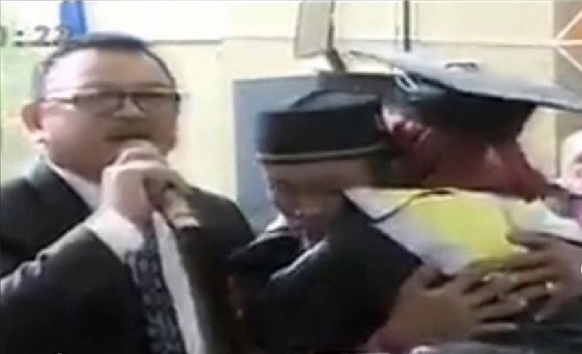 Dosen Nyanyikan Lagu Titip Rindu Buat Ayah Momen Wisuda ini Banjir Air Mata