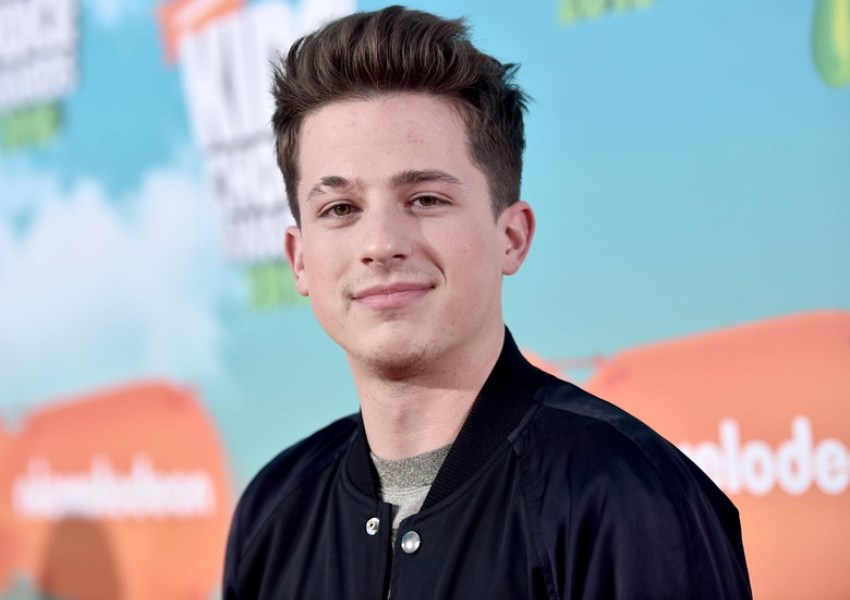 Gelar Konser di Indonesia Charlie Puth Singgung Kemacetan di Jakarta