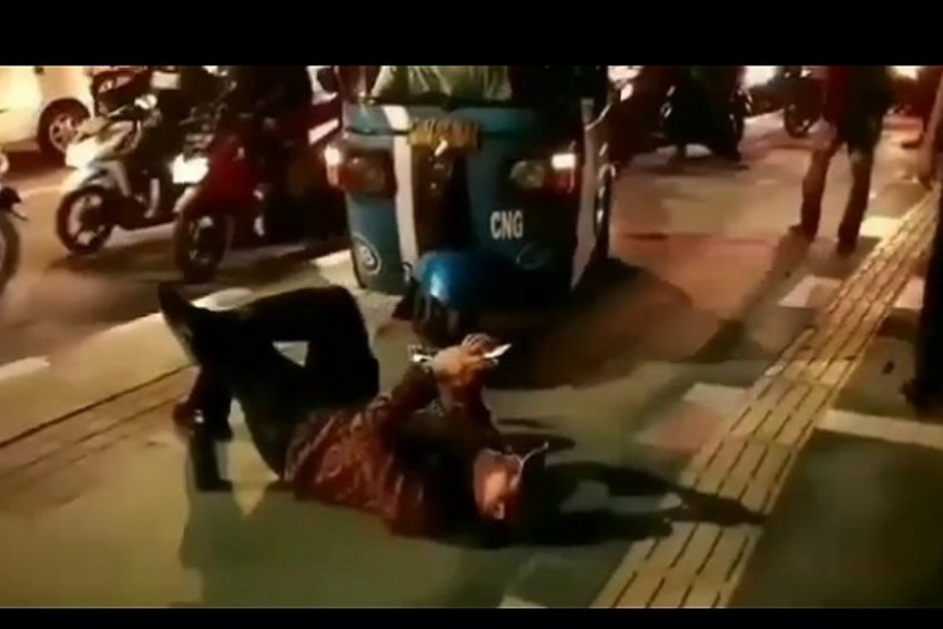 Halangi Bajaj Melintas di Trotoar, Cara yang Dilakukan Pejalan Kaki ini Nekat Abis Halangi Bajaj Melintas di Trotoar Cara yang Dilakukan Pejalan Kaki ini Nekat Abis