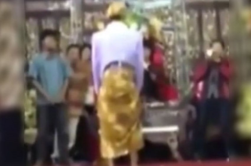 Hendak Foto Bareng Teman, Pengantin Pria ini Lakukan Hal Tak Terduga Depan Istri Hendak Foto Bareng Teman Pengantin Pria ini Lakukan Hal Tak Terduga Depan Istri