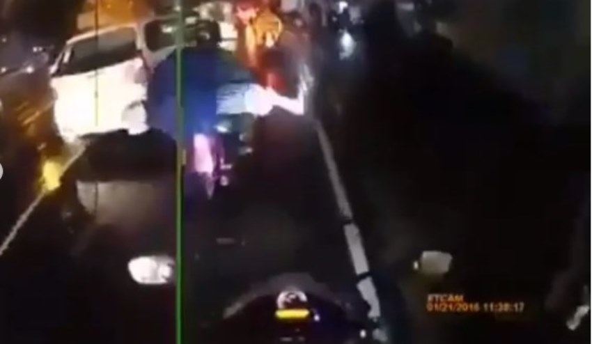 Kenakan Jas Hujan Ponco, Wanita ini Terjungkal dari Motor Kenakan Jas Hujan Ponco Wanita ini Terjungkal dari Motor