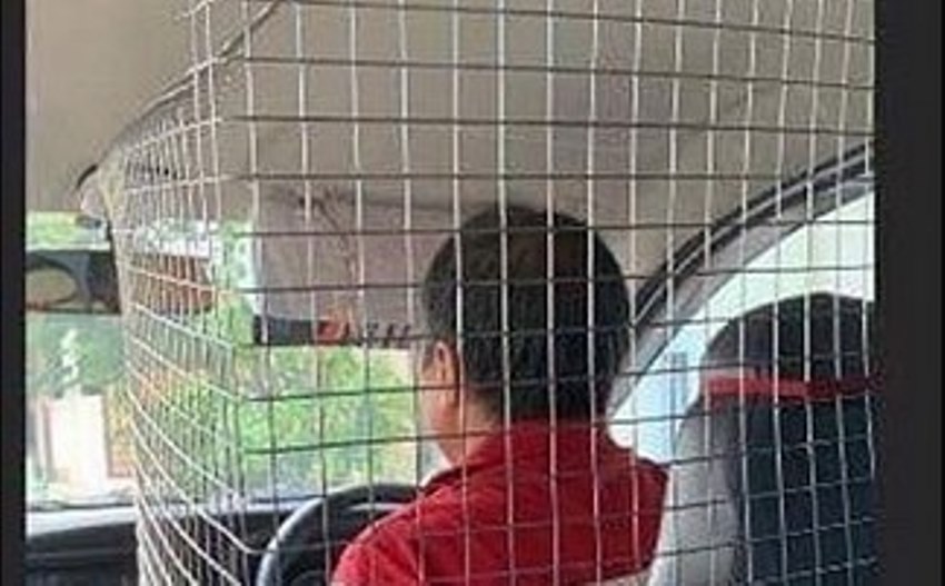 Kreatif Driver Taksi Online ini Pasangan Kurungan Anti Begal dalam Mobil