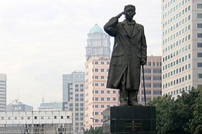 Lintasi Jalur Busway, Video Patung Jenderal Sudirman ‘Hidup’ Tertibkan Lalu Lintas ini Viral Lintasi Jalur Busway Video Patung Jenderal Sudirman Hidup Tertibkan Lalu Lintas ini Viral