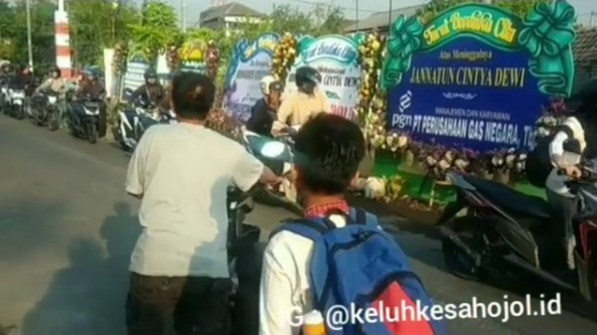 Luar Biasa Yang Dilakukan Masyarakat Jawa Timur saat Lewati Rumah Korban Lion Air JT 610 ini Bikin Adem