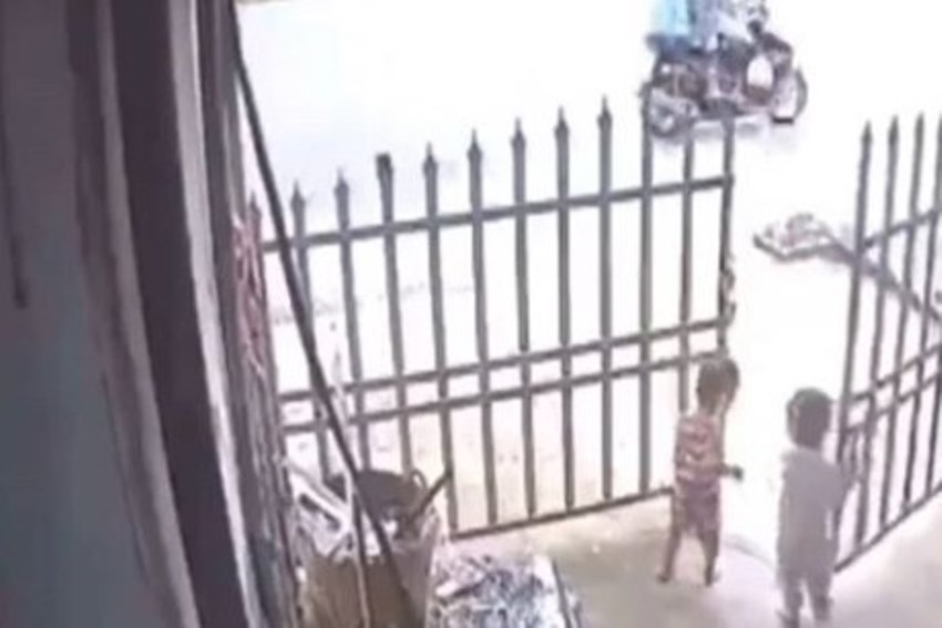 Luput dari Pengawasan Orangtua, Seorang Balita Ketabrak Bus Depan Rumah Luput dari Pengawasan Orangtua Seorang Balita Ketabrak Bus Depan Rumah