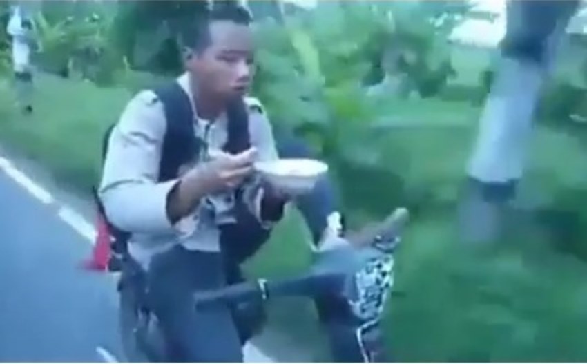 Makan Mie Sambil Kendarai Motor Aksi Pria ini Bikin Geleng Geleng Kepala