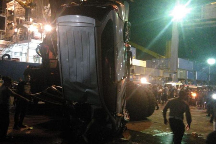 Mobil Anggota Polri Terjun ke Laut di Pelabuhan Jayapura Pasutri dan 2 Anaknya Meninggal Dunia