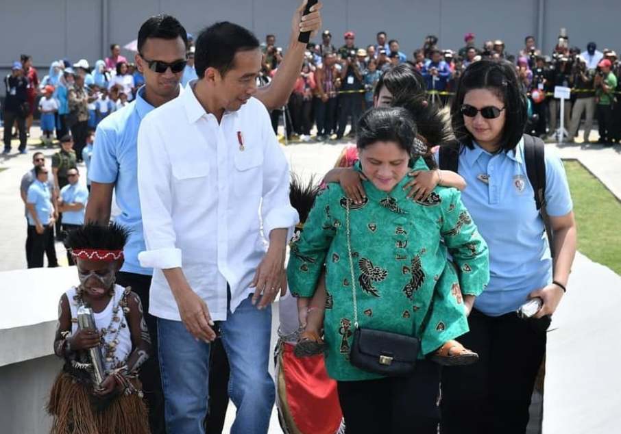 Momen Iriana Jokowi Gendong Anak Saat Hendak Resmikan Monumen Kapsul Waktu Tuai Decak Kagum Netizen