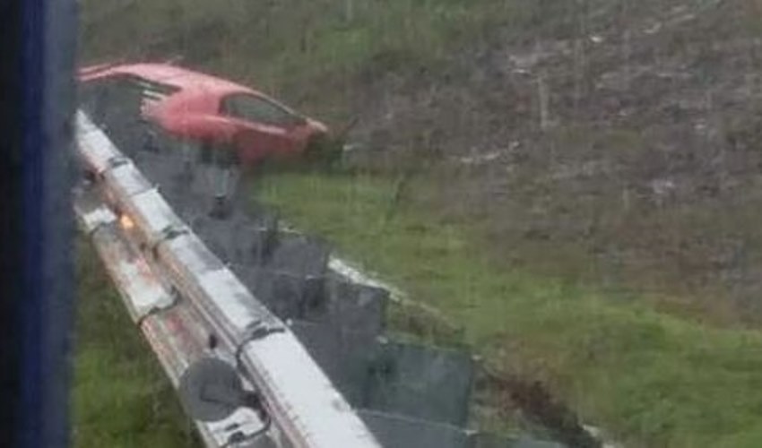 Ngebut di Jalan Tol saat Hujan Lamborghini ini Tabrak Pembatas