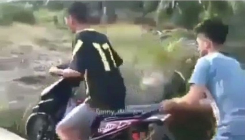 Rela Nyemplung ke Kali Demi Selamatkan Motor Aksi Pria ini Bikin Ngakak