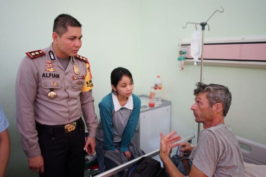 Sempat Dikira Pencuri Ternak Turis Rusia Kehabisan Uang Tidur di Kuburan