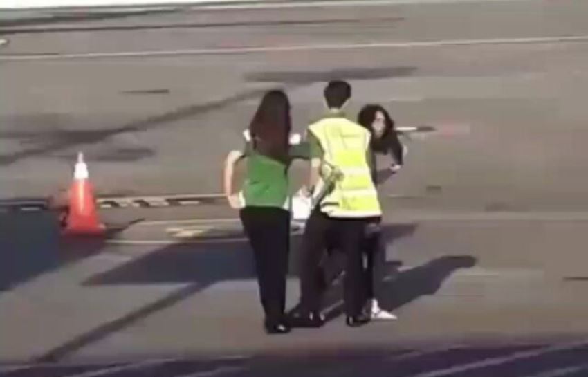 Telat Boarding, Perempuan ini Nekat Terobos Apron Bandara, Videonya Viral Telat Boarding Perempuan ini Nekat Terobos Apron Bandara Videonya Viral