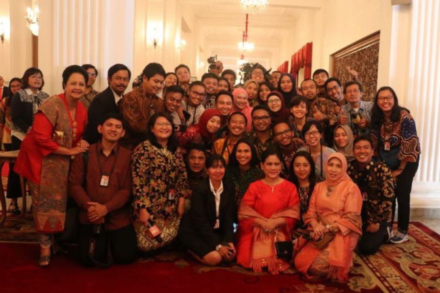 Video Iriana Joko Widodo Duduk Bersimpuh Saat Foto Bersama Wartawan di Istana Banjir Pujian Netizen