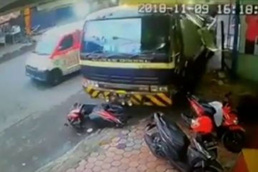 Viral Detik Detik Truk Rem Blong Senggol Bapak Bapak dan Lindas Motor Matic