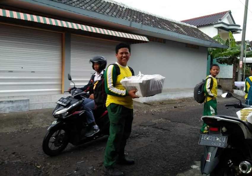 Viral Kisah Siswa MTs Berangkat Sekolah Jalan Kaki Sambil Berjualan Calon Orang Sukses