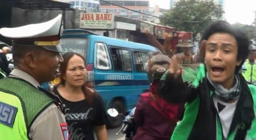 Viral Video Ojek Online Tak Terima Ditilang Telpon Ibu dan Maki Polisi