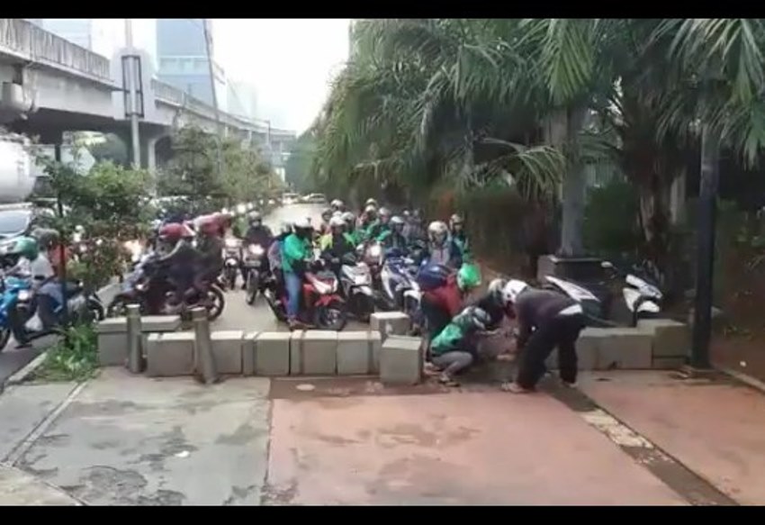 Viral Video Pengendara Motor Gotong Royong Geser Beton Pembatas untuk Hindari Kemacetan