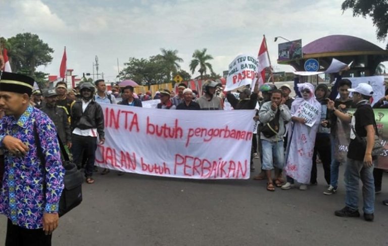 Warga Cileungsir Lakukan Demo