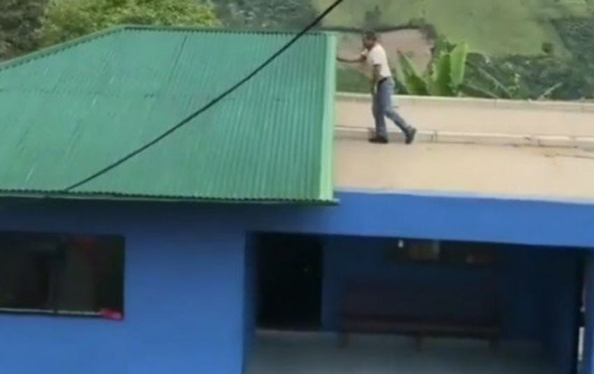 Atapnya Bisa Digeser Rumah Pria ini Buat Netter Bingung Fungsinya Buat Apa