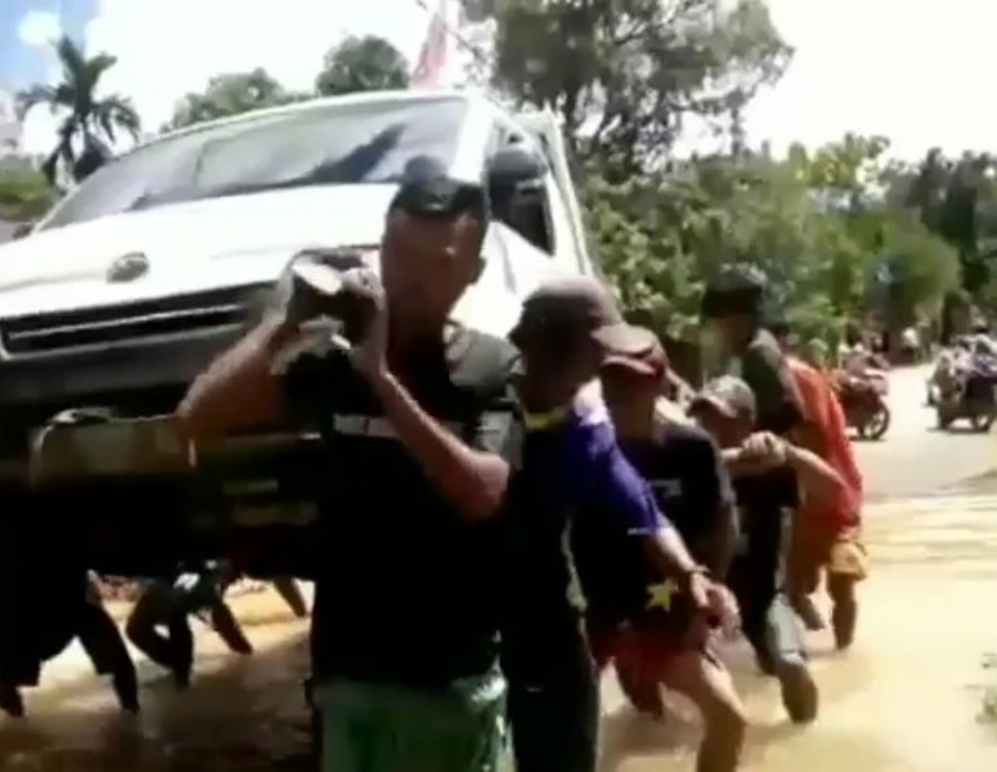 Banjir di Sintang Halangi Jalan Warga Ramai Ramai Pikul Grand Max Videonya Viral