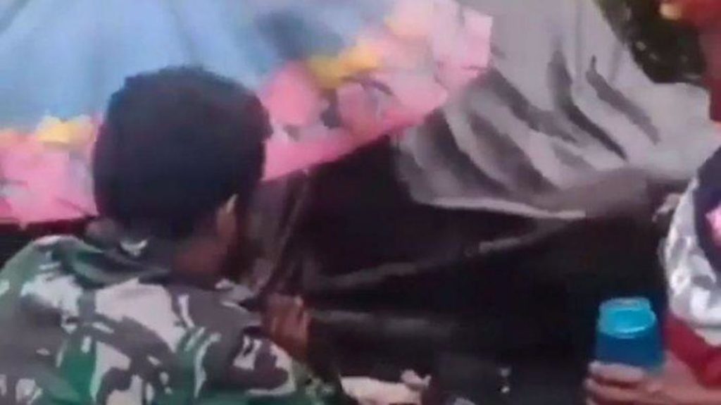 Banti Wanita Melahirkan di Pedalaman Papua Anggota TNI Ini Banjir Pujian Netizen