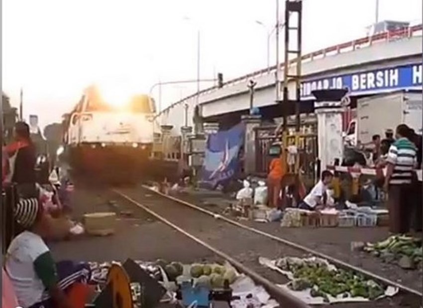 Berada di Pinggir Rel Kereta Api Aktif Pasar Tradisional di Sidoarjo ini Khusus Orang Bernyali Besar