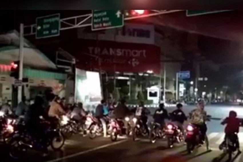 Beraksi di Lampu Merah Joki Balap Liar Tumbang Hantam Mobil Yang Nggak Salah Dikejar