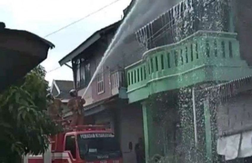 Bukan Padamkan Api, Mobil Damkar ini Dipakai untuk Basmi Sarang Tawon Bukan Padamkan Api Mobil Damkar ini Dipakai untuk Basmi Sarang Tawon