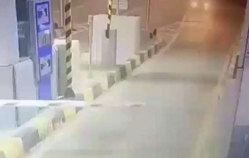 Diduga Baru Pertama Kali, Cara Sopir Pick Up ini Tempel Kartu E-Toll Bikin Ngakak Diduga Baru Pertama Kali Cara Sopir Pick Up ini Tempel Kartu E Toll Bikin Ngakak