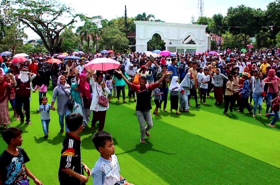 Euforia Penangkapan Bupati Cianjur Warga Syukuran Nasi Liwet Hingga Angkot Gratis