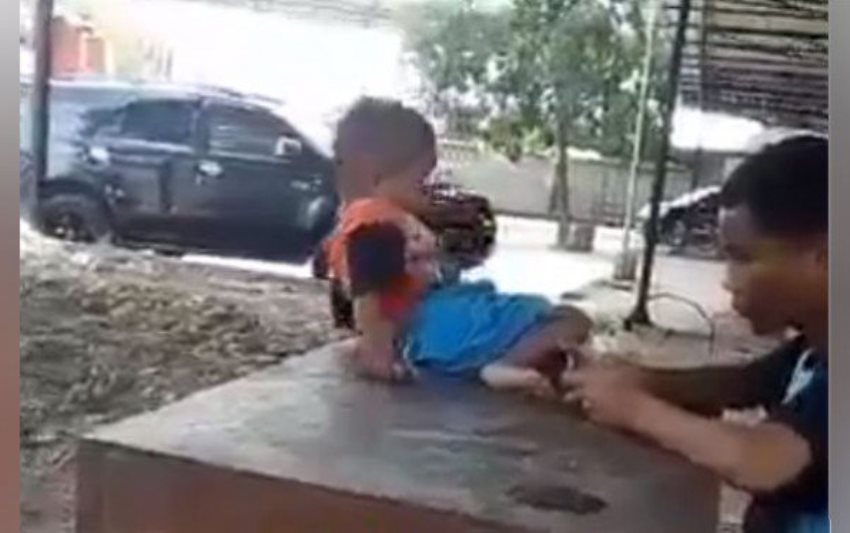 Gara-Gara Asyik Main Ponsel, Pria ini Nggak Sadar Anaknya Jatuh dari Atas Meja Gara Gara Ayik Main Ponsel Pria ini Nggak Sadar Anaknya Jatuh dari Atas Meja