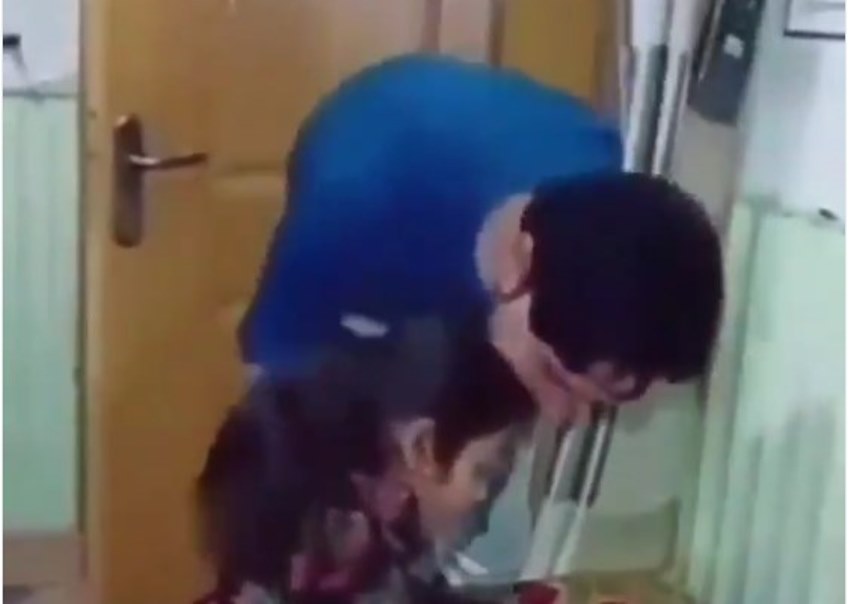 Kelabui Ayahnya saat Sedang Belajar, Aksi Bocah Perempuan ini Buat Netter Geleng-Geleng Kelabui Ayahnya saat Sedang Belajar Aksi Bocah Perempuan ini Buat Netter Geleng Geleng