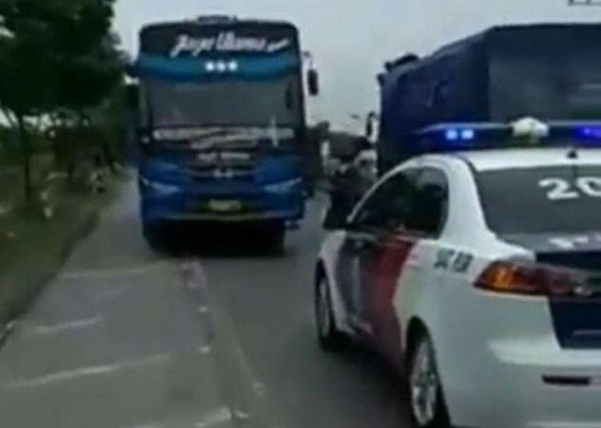 Lawan Arus hingga Dihadang Mobil Polisi, Bus ini Harus Berjalan Mundur Lawan Arus hingga Dihadang Mobil Polisi Bus ini Harus Berjalan Mundur