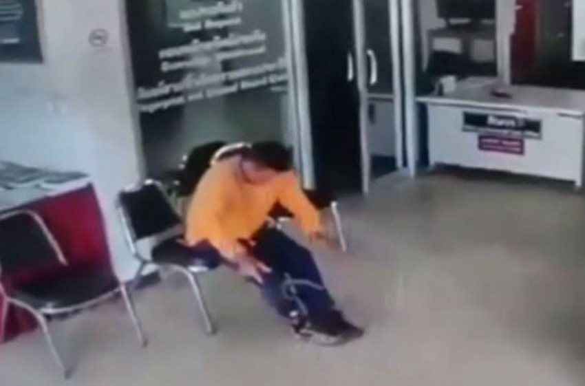 Ngeri Sedang Duduk di Ruang Tunggu Kantor Polisi Pria ini Tiba Tiba Diserang Ular