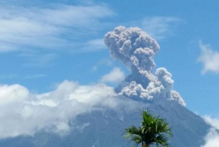 Pagi Tadi Gunung Agung Erupsi Sejumlah Wilayah di Karangasem Terdampak Abu Vulkanik