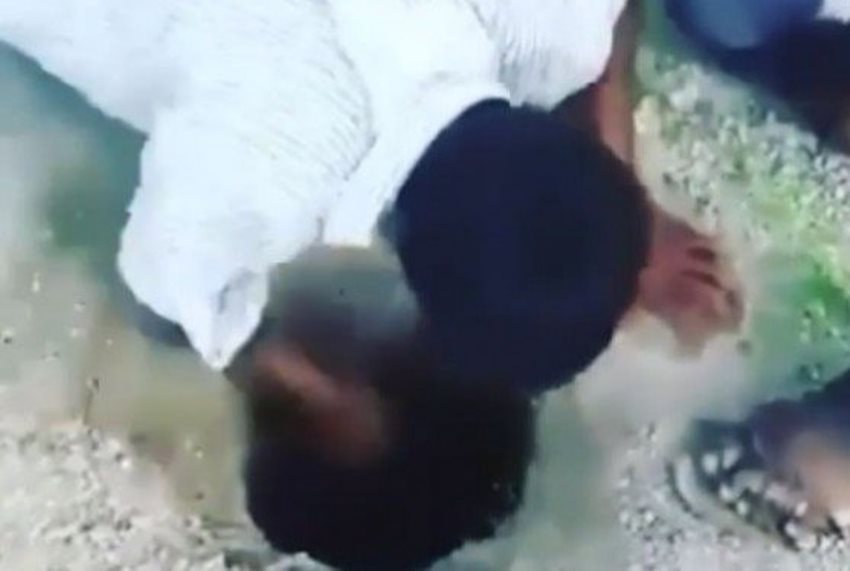 Salut, Pria ini Rela Masuk ke Lubang Sempit untuk Selamatkan Anak Kambing yang Terjebak Salut Pria ini Rela Masuk ke Lubang Sempit untuk Selamatkan Anak Kambing yang Terjebak