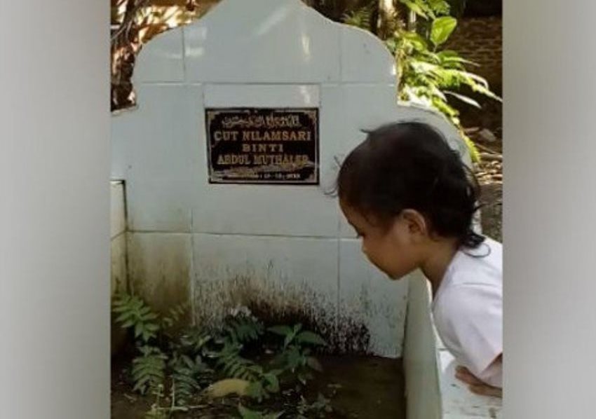Sedih Gadis Kecil ini Berdiri di Samping Kuburan Sambil Panggil Panggil Ibunya yang Telah Meninggal