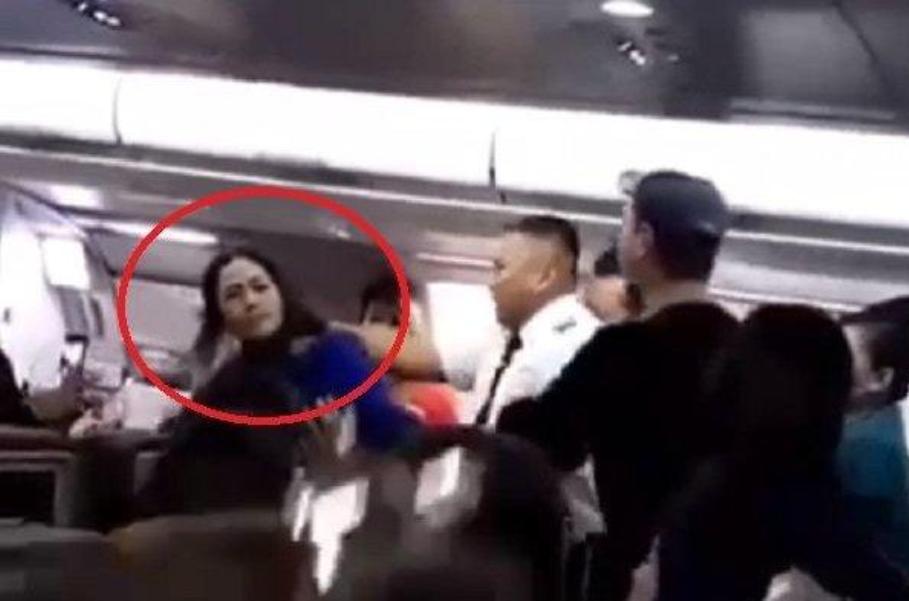 Tercium Bau Alkohol, Wanita Penumpang Garuda Mabuk Picu Keributan Usai Kakinya Terinjak Anak Kecil Tercium Bau Alkohol Wanita Penumpang Garuda Mabuk dan Picu Keributan Usai Kakinya Terinjak Anak Kecil