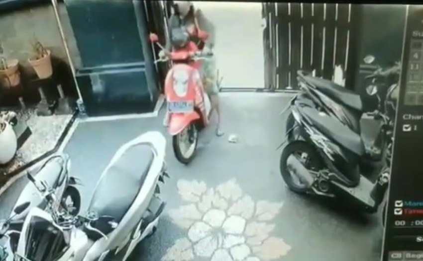 Terekam CCTV, Detik-Detik Bocah ‘Seruduk’ PCX hingga Ambruk ini Viral Terekam CCTV Detik Detik Bocah Seruduk PCX hingga Ambruk ini Viral