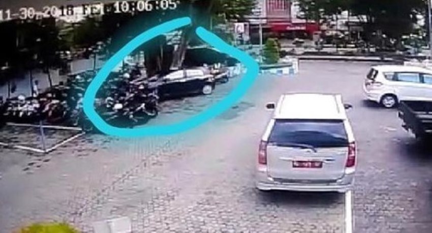 Terekam CCTV Toyota Yaris Tabrak 8 Motor di Area Parkir BRI Madiun Videonya Viral