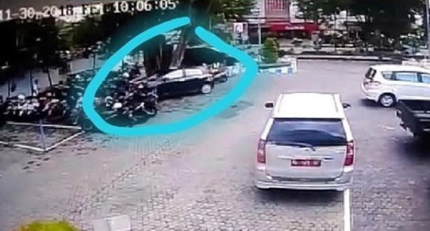 Terekam CCTV, Toyota Yaris Tabrak 8 Motor di Area Parkir BRI Madiun, Videonya Viral Terekam CCTV Toyota Yaris Tabrak 8 Motor di Area Parkir BRI Madiun Videonya Viral