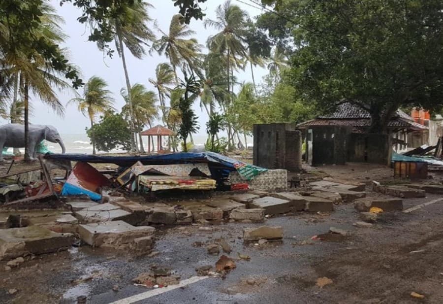 Tsunami Anyer Puluhan Warga Meninggal Dunia dan Ratusan Lainnya Terluka