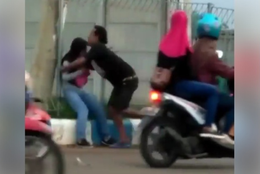 Video Kekerasan Pada Perempuan Viral Pengendara yang Melintas Cuek Untung Ada Security