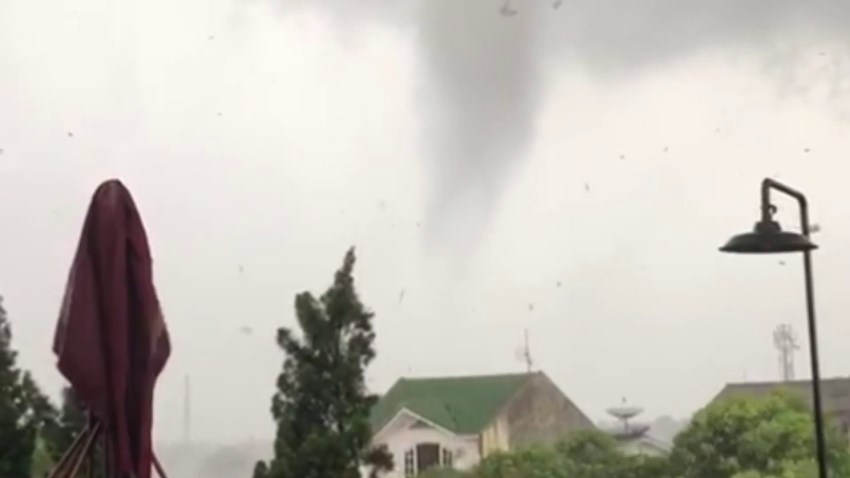 Viral Video Detik Detik Angin Puting Beliung di Bogor Atap Rumah Beterbangan