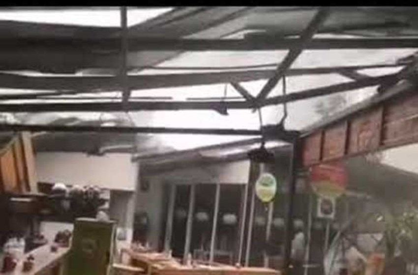 Viral Video Detik Detik Angin Terbangkan Atap Food Court Rasuna Garden