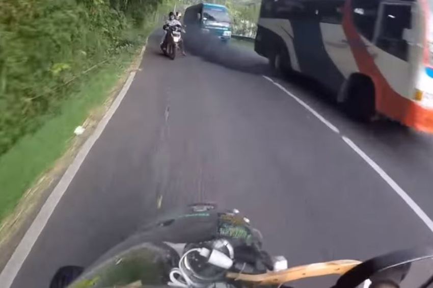 Viral Video Detik Detik Dua Sepeda Motor Terlibat Tabrakan di Tikungan
