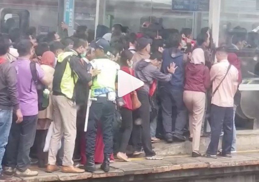 Amankan Penumpang yang Berdesakan di Stasiun Tanah Abang, Sekuriti ini Hampir Jatuh ke Rel Amankan Penumpang yang Berdesakan di Stasiun Tanah Abang Sekuriti ini Hampir Jatuh ke Rel
