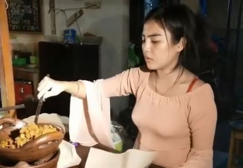 Berwajah Cantik dan Seksi Penampilan Penjual Gudeg ini Bikin Cowok Gagal Fokus